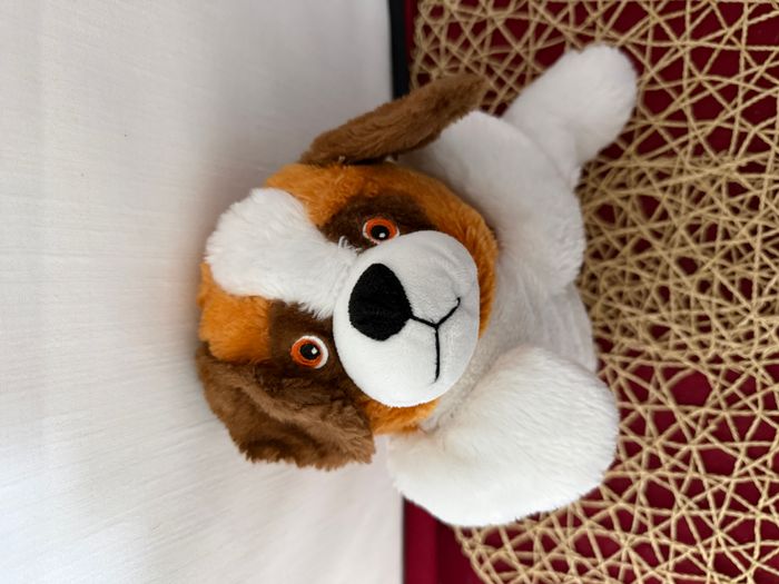 Peluche doudou chien SANDY blanc roux marron coeur rouge 37 cm