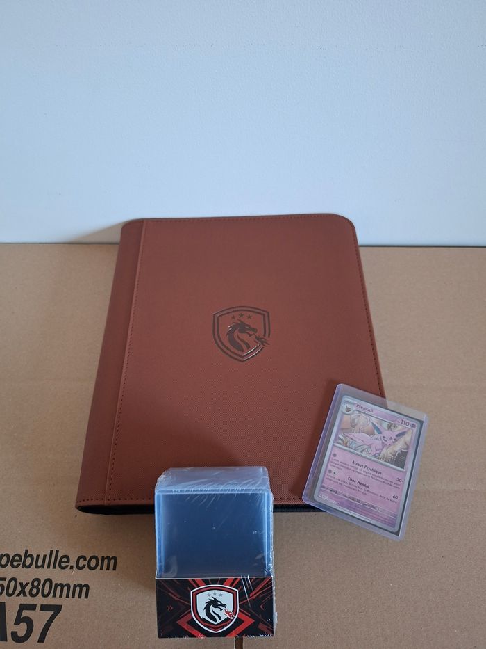 Classeur zip de rangement pour 128 cartes sous toploaders Pokémon + 25 toploaders rigide FireMint