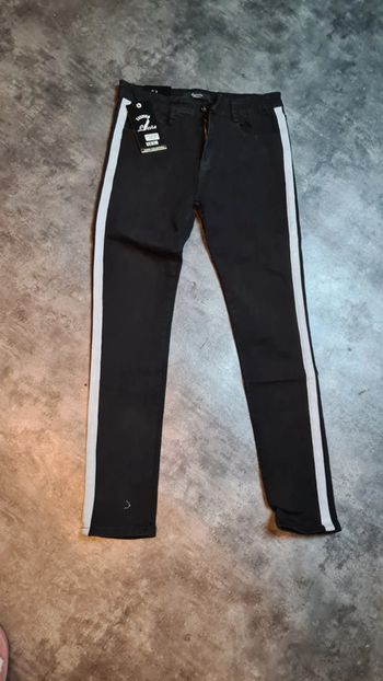 Jeans bande blanche