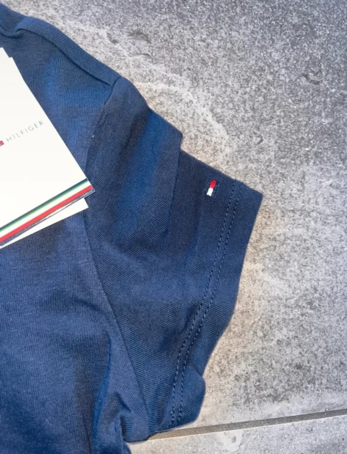 T shirt tommy Hilfiger 8 ans Neuf étiquette - photo numéro 2