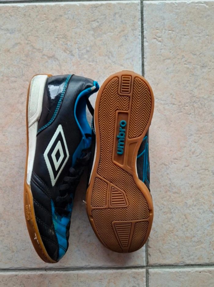 Paire de Umbro (futsal) taille 41 homme - photo numéro 2