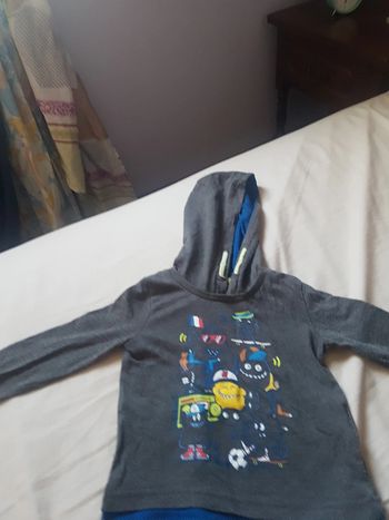 Tee shirt à capuche 3 ans