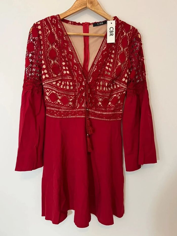 Robe rouge brodée