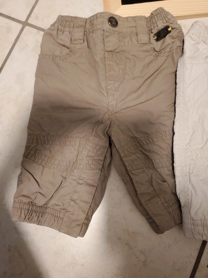 2 pantalons 1 mois - photo numéro 2