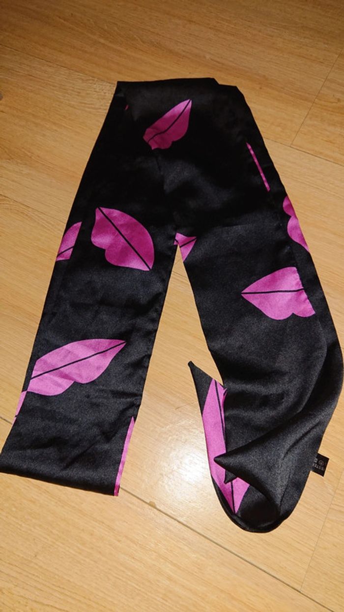 Foulard noir motif lèvres roses - photo numéro 2