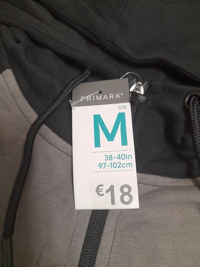 Veste zippée à capuche neuve étiquetée taille M - photo numéro 3