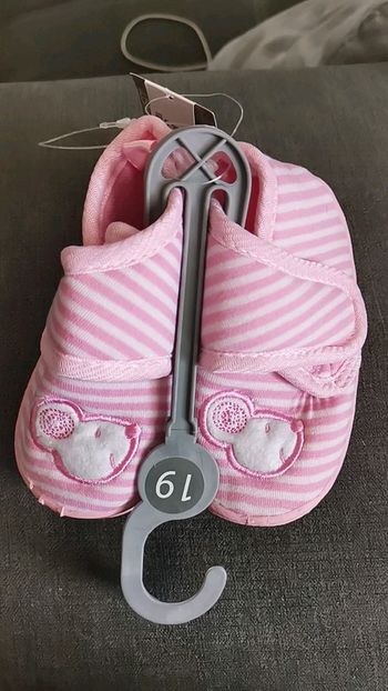 Chaussons bébé souris taille 19 neufs