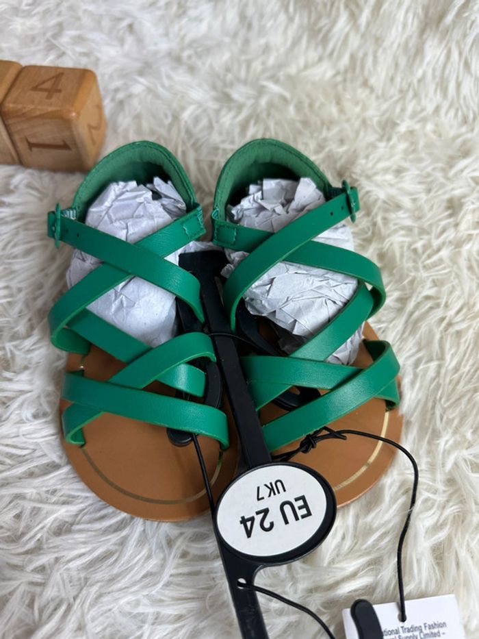 Paire de sandales vertes Kiabi taille 24 - photo numéro 2