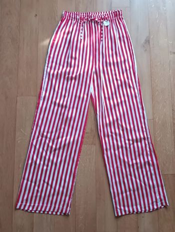 Pantalon rayé rouge et blanc 