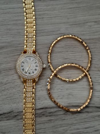 Lot - 1 Montre+2 bracelets strass, couleur dorée