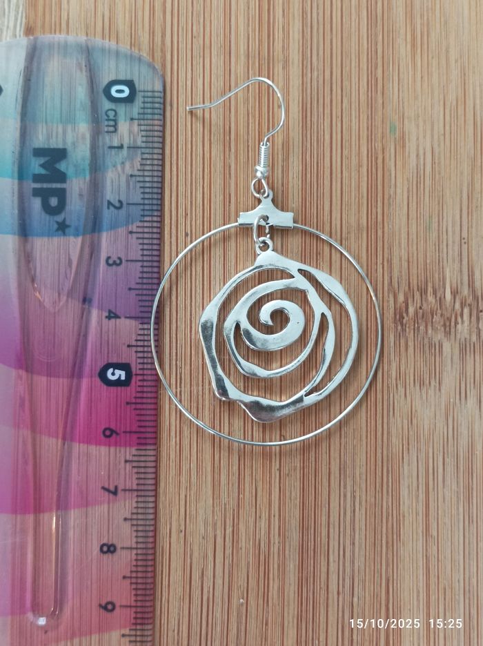 🌺 Boucles d'oreilles créoles argentées - photo numéro 4