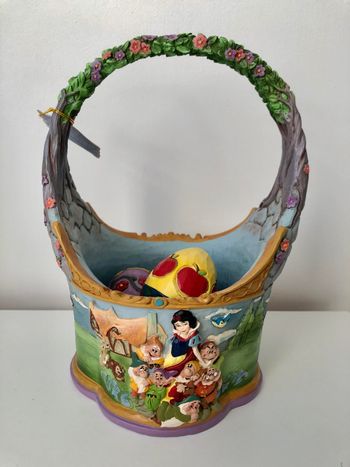 Enesco 6010105 Panier décoratif Blanche-Neige avec des œufs