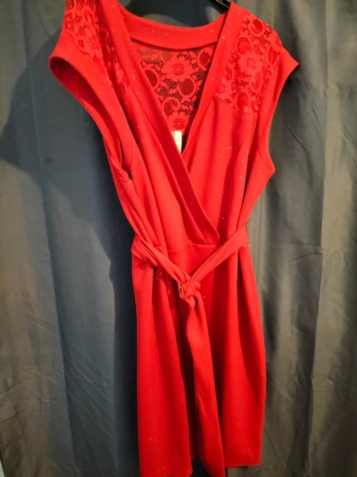 Robe rouge paillettes - photo numéro 2