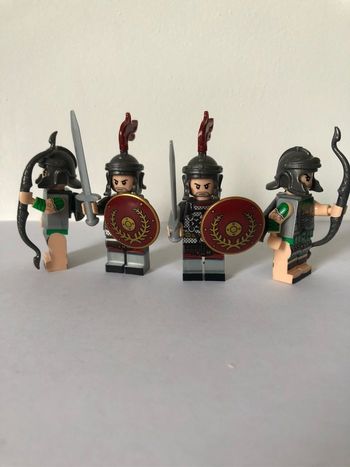 Figurine type lego 4 soldats romains