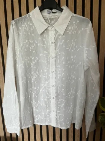 Chemise fleurs brodées