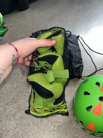 Casque de vélo avec coudière et genouillères 