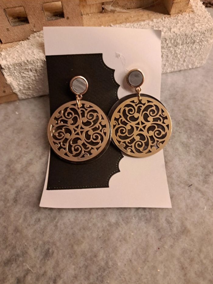 Boucles d'oreilles pendante ronde noir gris doré - photo numéro 2