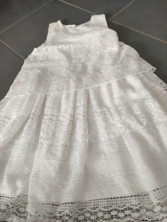 Très belle robe d été blanche taille 8 ans en très bon état - photo numéro 2