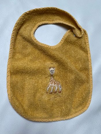 Bavoir moutarde brodé la boutique Sophie la girafe