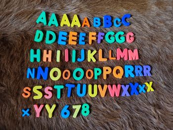 Lot de lettres aimantées en plastique