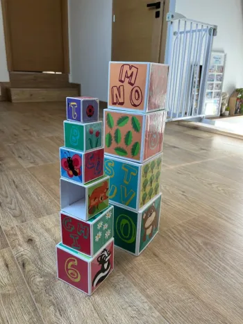 Cube en carton à empiler