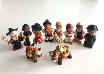 10 Petites figurines en terre
