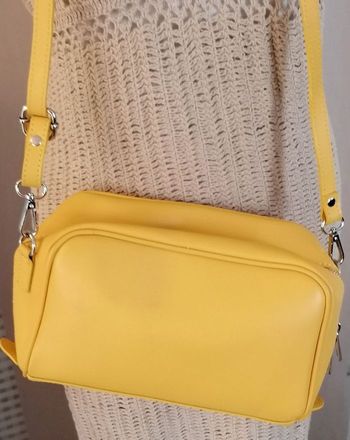 Sac à main cuir couleur jaune bandoulière. Prodotto artiglianale. Neuf