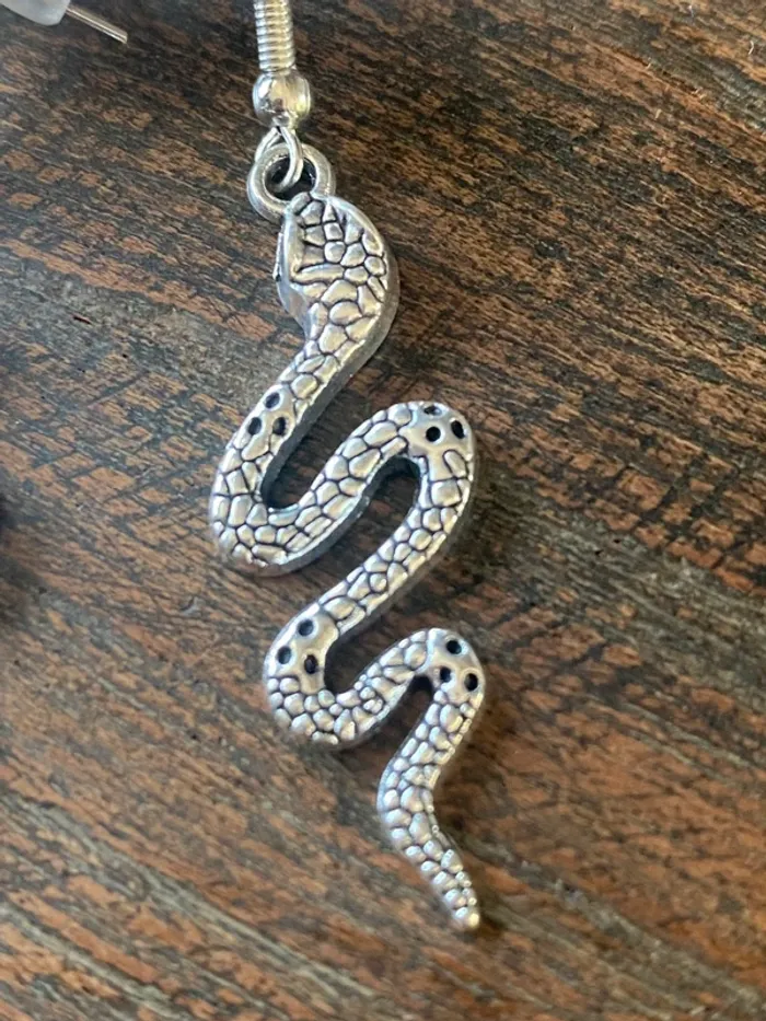 Boucles d’oreilles serpents , argentées , comme neuves - photo numéro 2