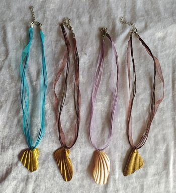 Collier coquillage et support collier organza - vendu à unité