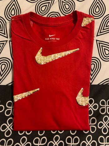 Beau tee shirt nike original couleur rouge avec logo en strass