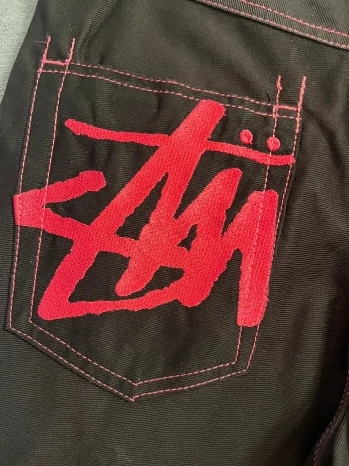 Short/Jort Stussy Black Embroidered Pink Big Logo Back – Taille L - photo numéro 2