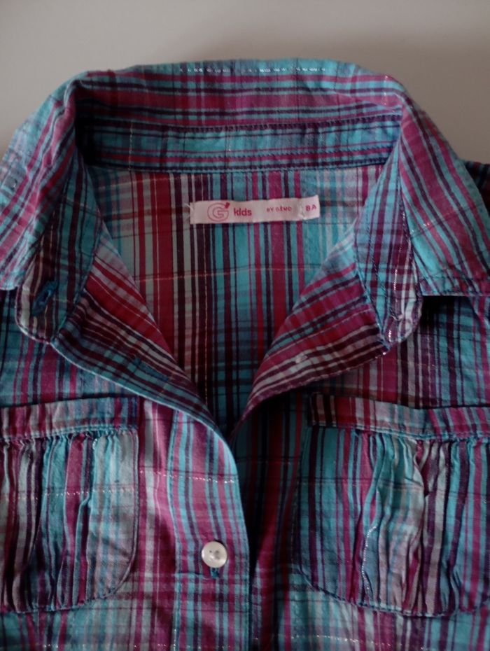 Chemise rayée multicolore. 8 ans . Manches longues ,col et 2 poches . Coton . Très bon état. - photo numéro 2