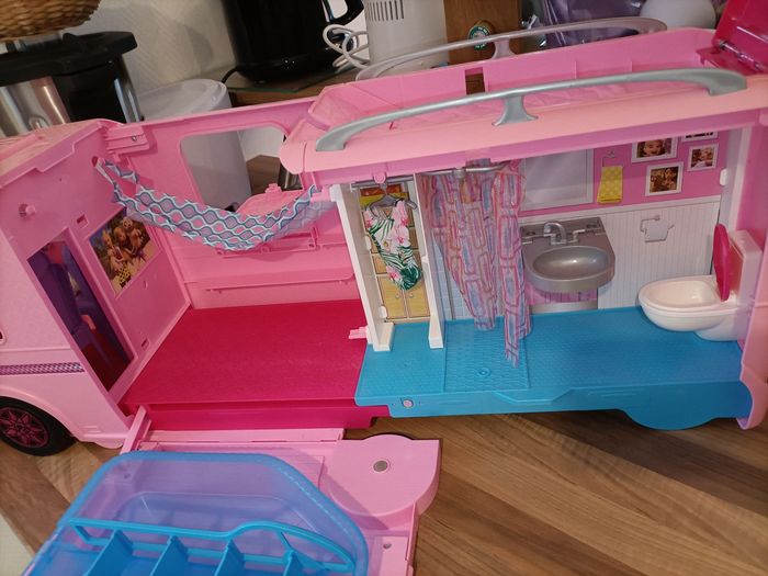 Camping car XXL rose et saumon  + 1 barbie + 1 dauphin+ 1 chien + accessoires - photo numéro 10