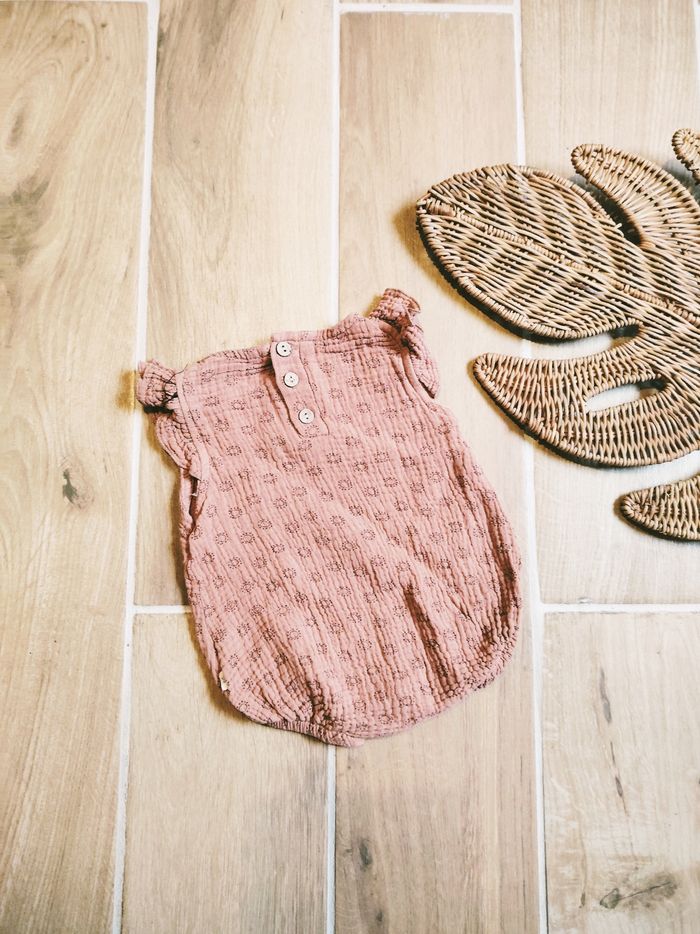 👶Body/barboteuse marron clair style gaze de coton - Taille 6 mois - photo numéro 2