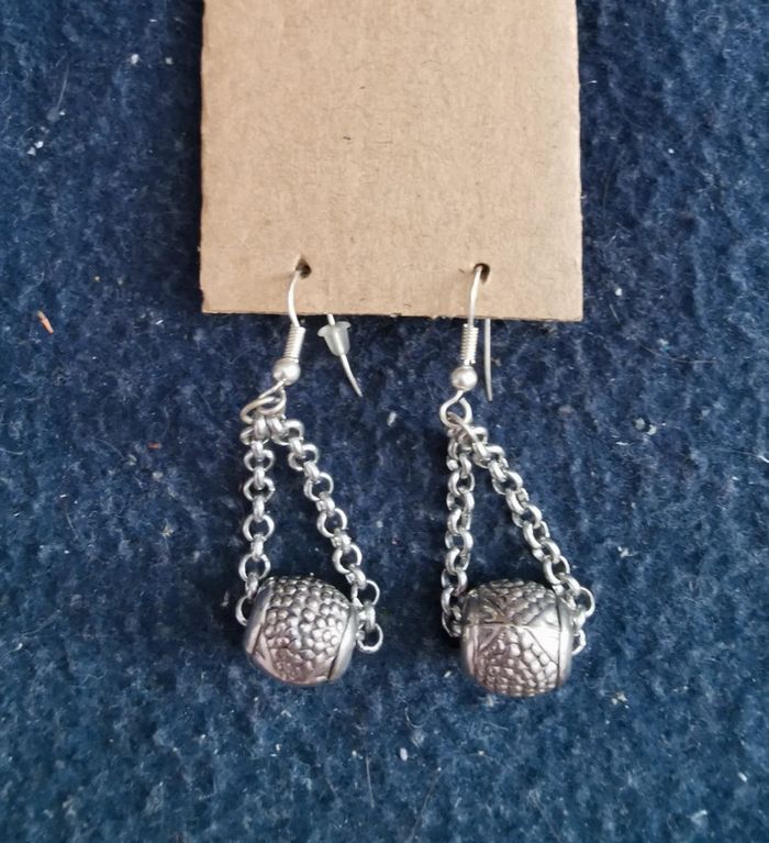 Boucles argentées pendantes