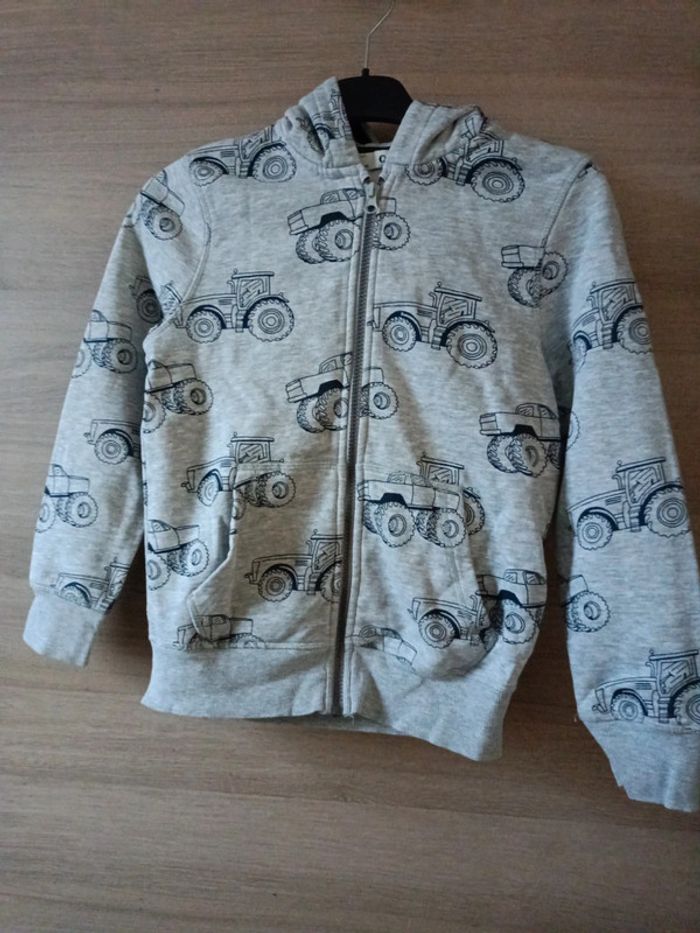 9. Sweat zippé à capuche C&A 140 10ans porté 1x