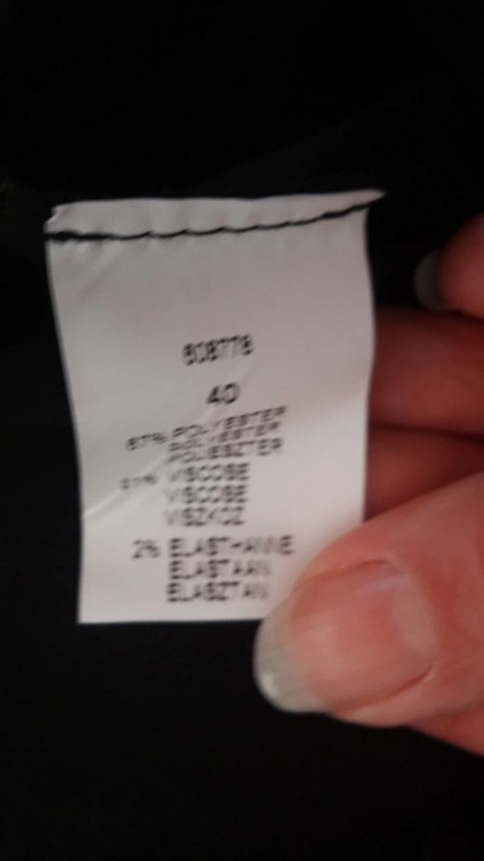 Minijupe noire avec fleur blanche taille 40 - photo numéro 2