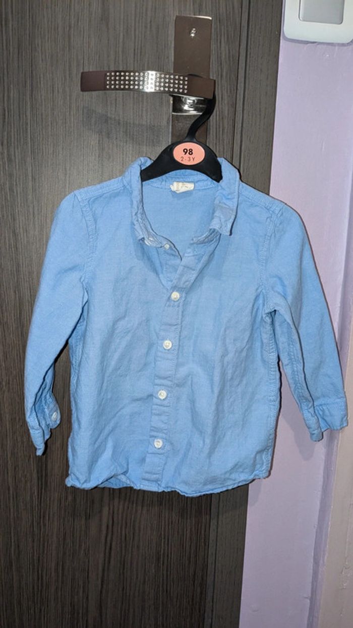 Chemise bleu ciel et pull sans manche marine