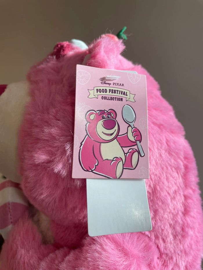 Grande peluche Disney Pixar Lotso l'ours à la fraise 🍓 - photo numéro 20