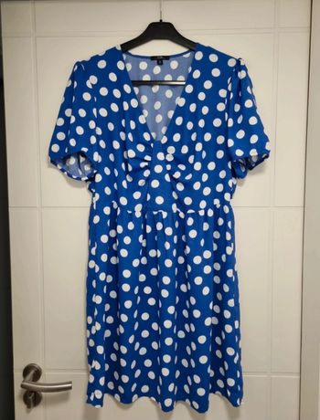 Robe bleue à pois blancs