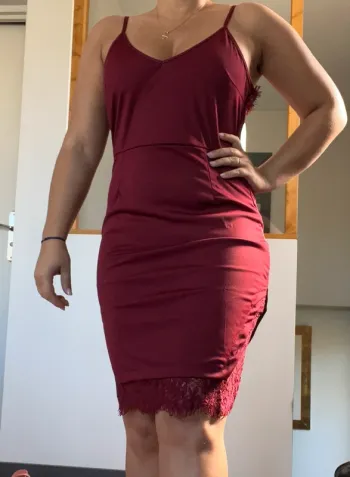 Robe bordeaux en dentelle sexy