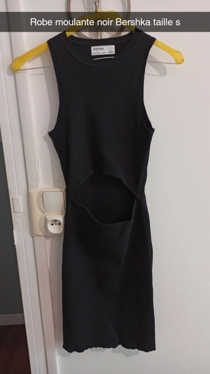 Robe sans manche taille S marque Bershka
