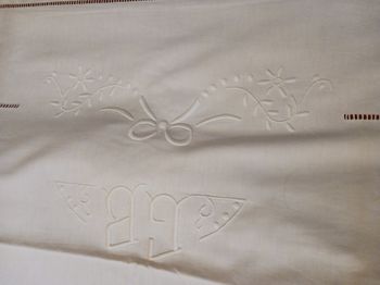 drap plat vintage blanc brodé, bordure ajourée 2 pers superbe