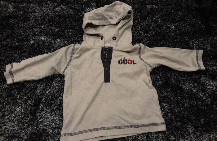 T-shirt manches longues à capuche - 9 mois