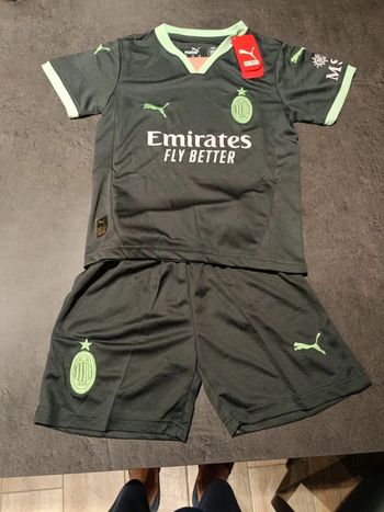 Tenue football ac milan vert et gris. T.22