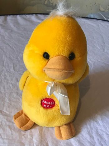 Petit Poussin Jaune Collier Ruban Blanc Rond Rouge Presse Moi Peluche Petits Enfants Bébés