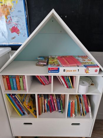 Bibliothèque blanc, fond bleu ou rose