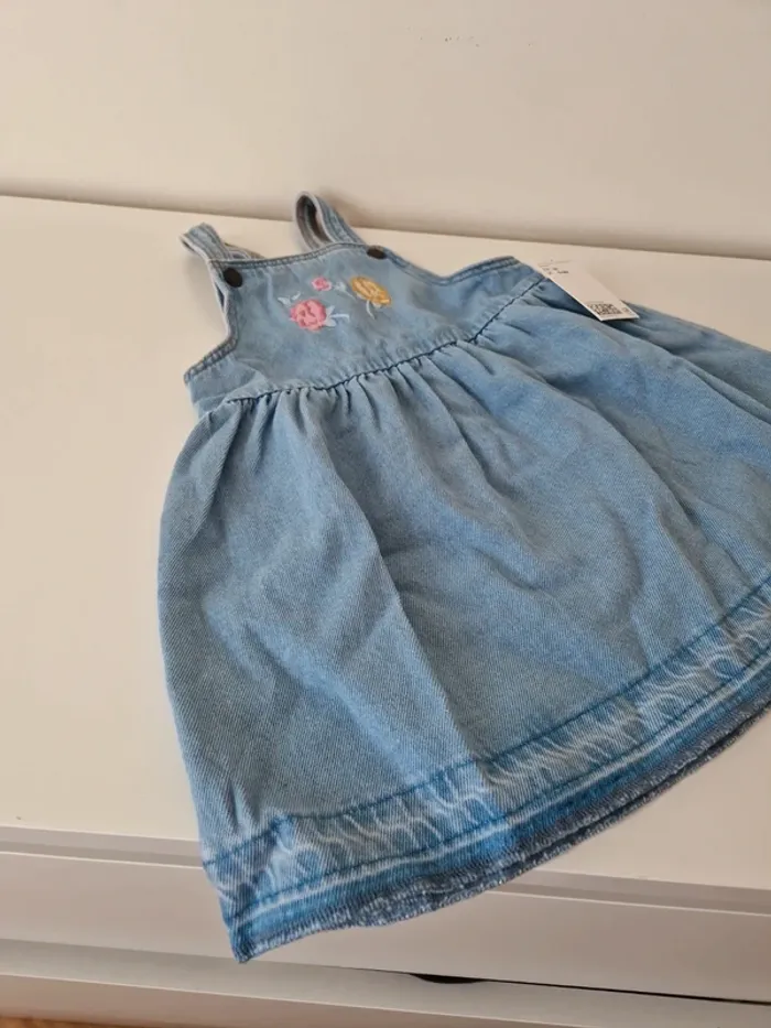Robe salopette denim fleur brodé 12-18mois neuve H&M - photo numéro 4