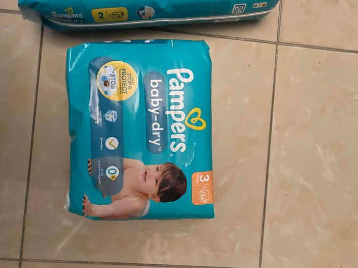 Lot de paquets de couches Pampers - photo numéro 2