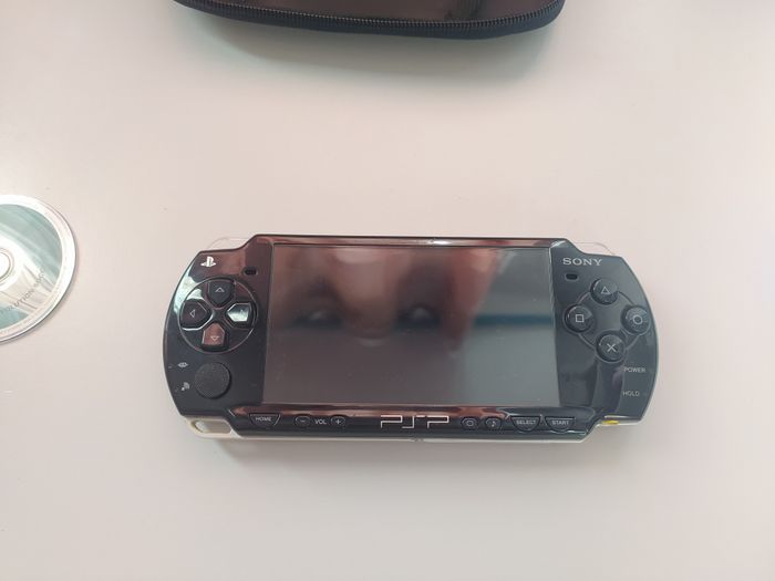 Playstation portable (PSP) de marque Sony 2004 en très bon état + 5 jeux assortis + batterie neuve +Chargeur neuf - photo numéro 3
